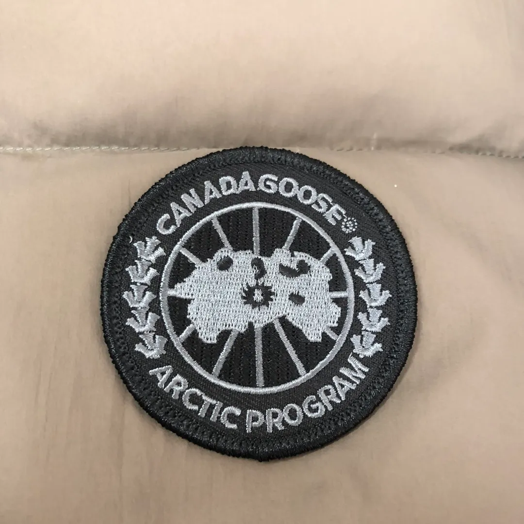 P1020 𝘾𝘼𝙉𝘼𝘿𝘼 𝙂𝙊𝙊𝙎𝙀/Canada Goose Down Jacket Bakery Couple Style 3M Reflective Black Label Parka/Junction Parka is made of CORDURA@'s super-soft EnduraLuxe fabric, which enhances the durability of easy-to-wear parts, making it lightweight and durable. 360-degree reflective strips on the hood improve visibility in low-light environments. 90 white duck down ~ There are also straps inside so that the jacket can be placed on the shoulders to free up hands. The down placket is designed with invisible snap buttons on the two-way zipper to prevent wind and keep warm. Unzipping the zipper from the bottom can increase the range of motion or improve breathability ~ Ribbed knitted cuffs increase comfort and lock in heat, and the hem has an internal drawstring to block cold wind [Wide version] A-line silhouette ➕ Bread suit tailoring design, the wide OS style can cover all body defects and also brings a sense of handsomeness! ! Color: Black Brown Size: XS S M L XL XXL
